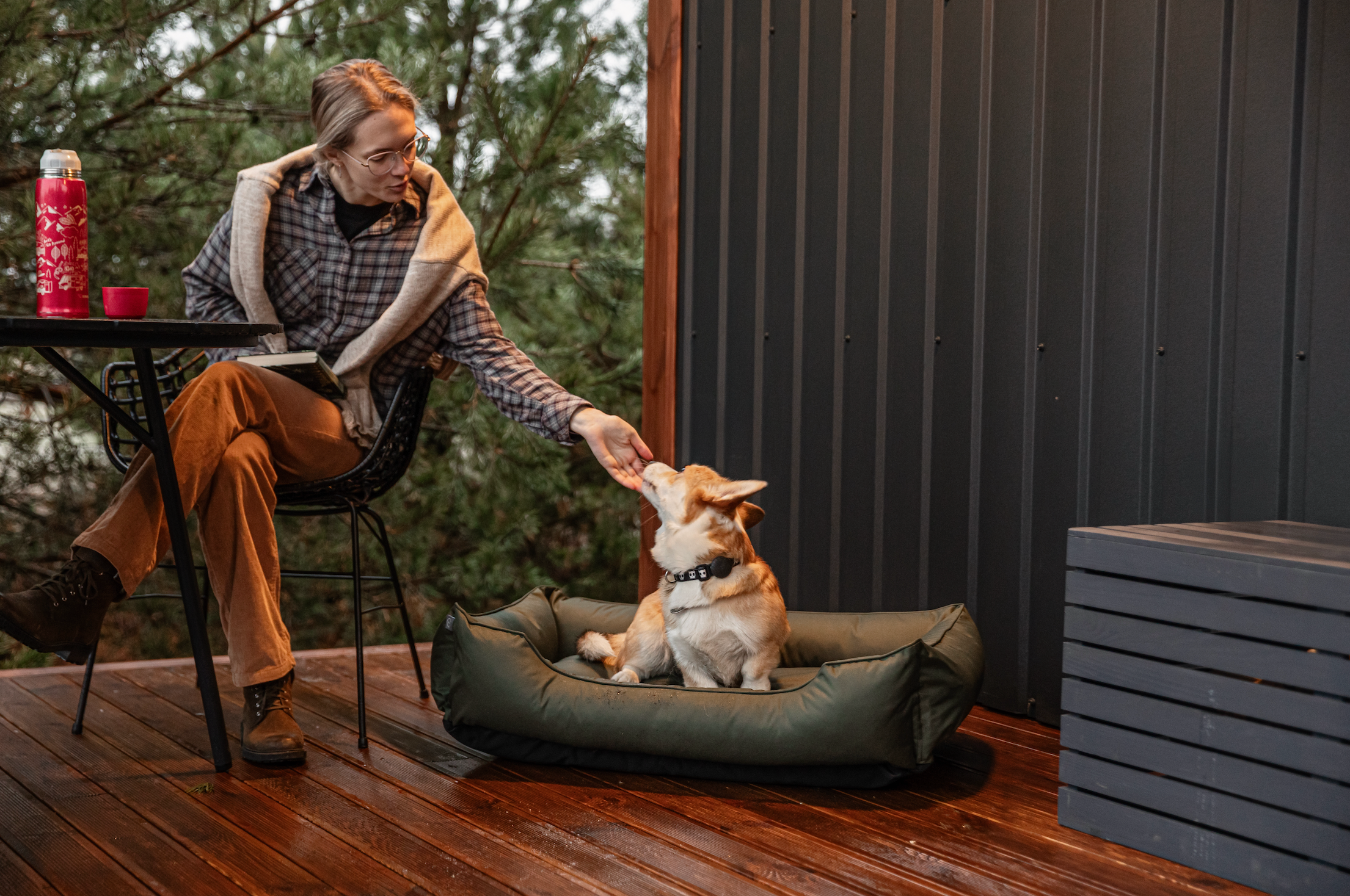 Chester & Lee | Waterproof Sleeper Pet Bed in Green